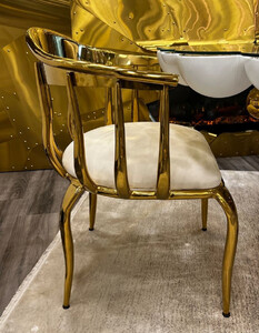 Casa Padrino Luxus Designer Esszimmer Stuhl mit Armlehnen Creme / Gold 57 x 57 x H. 82 cm - Esszimmer Mbel - Luxus Mbel - Hotel & Restaurant Mbel - Designer Mbel