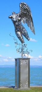 Casa Padrino Luxus Gartendeko Skulptur Engel auf Sule Silber 53 x 98 x H. 300 cm - Groe Edelstahl Deko Figur - Gartenfigur - Hotel Garten Deko