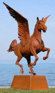 Casa Padrino Luxus Deko Skulptur Pegasus Pferd mit Sockel Rost 288 x 175 x H. 305 cm - Lebensgroe Stahl Skulptur - Riesige Garten Deko Figur - Garten Skulpturen - Metall Skulpturen