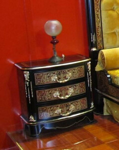 Casa Padrino Luxus Barock Boulle Nachtkommode Schwarz / Rot / Gold - Handgefertigter Nachttisch im Barockstil - Barock Schlafzimmer Mbel - Erstklassische Luxus Qualitt - Made in Italy