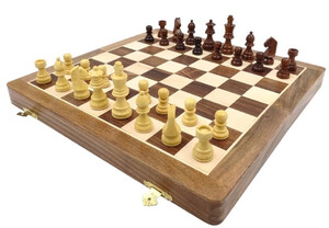 Casa Padrino Luxus Schach Set Braun / Beige 40 x 40 cm - Zusammenklappbares Holz Schachspiel - Holz Schachbrett mit Holz Schachfiguren - Luxus Deko Accessoires