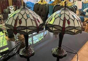Casa Padrino Luxus Tiffany Tischleuchten Set Mehrfarbig  25 x H. 40 cm - Tiffany Schreibtischleuchten - Wohnzimmer Deko Leuchten - Scheibtisch Deko Leuchten - Luxus Tiffany Leuchten