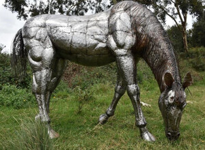 Casa Padrino Luxus XXL Garten Deko Skulptur Pferd Silber / Schwarz 243 x 90 x H. 168 cm - Riesige XXL Garten Deko Metall Figur - Luxus Garten Deko Accessoires