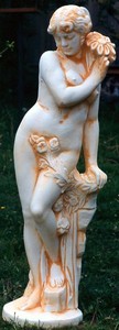 Groe Casa Padrino Jugendstil Skulptur Frau mit Blume 40 x H 140 cm Antikstil Creme Patina - Barock Gartendeko - Schwer und Massiv