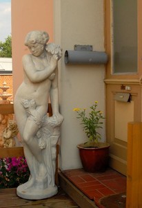 Groe Casa Padrino Jugendstil Skulptur Frau mit Blume Antik Stil 40 x H 140 cm Antikstil Grau  - Barock Gartendeko - Schwer und Massiv