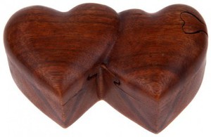 Schatulle Herzen aus Holz, handgeschnitzt, 13 x 7 x 5 cm