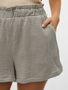 Paperbag Shorts mit elastischem Bund und Crepe Textur