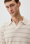 Poloshirt mit Streifen und offenem Kragen