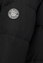 Langer gesteppter Mantel mit Kapuze und Taschen