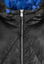 Steppjacke mit Kapuze und Rei�verschluss f�r k�hles Wetter