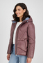 Steppjacke mit Kapuze und Rei�verschluss f�r k�hles Wetter
