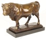 Casa Padrino Luxus Bronzefigur Stier Bronze / Grau H. 33,5 cm - Dekofigur Skulptur mit Marmorsockel