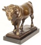 Casa Padrino Luxus Bronzefigur Stier Bronze / Grau H. 33,5 cm - Dekofigur Skulptur mit Marmorsockel