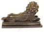 Casa Padrino Luxus Bronzefigur mit Marmorsockel Liegender Nach Links Schauender L�we Bronze / Grau H. 38 cm - Luxus Qualit�t