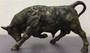 Casa Padrino Luxus Bronzefigur Stier Bronze / Gold 38 x 13 x H. 23 cm - Luxus Dekofigur