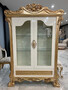 Casa Padrino Luxus Barock Vitrine Wei� / Gold - Prunkvoller Massivholz Vitrinenschrank mit 2 Glast�ren und Schublade - Luxus M�bel im Barockstil - Barock M�bel - Edel & Prunkvoll 