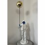 Casa Padrino Deko Skulptur Junge mit Luftballon Wei� / Blau / Gold H. 80 cm