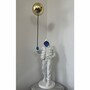Casa Padrino Deko Skulptur Junge mit Luftballon Wei� / Blau / Gold H. 80 cm