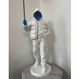 Casa Padrino Deko Skulptur Junge mit Luftballon Wei� / Blau / Gold H. 80 cm