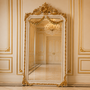 Casa Padrino Barock Standspiegel Wei� / Gold 115 x H. 220 cm - mit Blumenkorb Bekr�nung - Handgefertigter Antik Stil Ganzk�rperspiegel - Garderoben Spiegel - Schlafzimmer Spiegel - Barock M�bel 