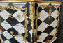 Casa Padrino Barock Kommode mit Karo Design und 2 Schubladen Schwarz / Wei� / Gold - Handgefertigte Massivholz Kommode im Barockstil - Schlafzimmer M�bel im Barockstil - Barock M�bel