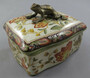 Casa Padrino Barock Schmuckschatulle Mehrfarbig / Antik Messingfarben 14 x H. 10 cm - Porzellan Aufbewahrungsbox mit Blumen Design und dekorativem Frosch Griff - Barock Deko Accessoires 