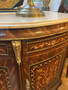 Casa Padrino Barock Sideboard Braun Intarsien / Creme - Handgefertigter Barockstil Massivholz Schrank mit Marmorplatte - Wohnzimmer M�bel im Barockstil - Antik Stil M�bel - Barock M�bel