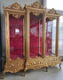 Casa Padrino Barock Vitrine Gold / Bordeauxrot - Handgefertigter Massivholz Vitrinenschrank mit 3 Glast�ren und Glitzersteinen - Barock M�bel - Edel & Prunkvoll 