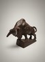 Casa Padrino Deko Figur Stier Gusseisen Rostbraun H. 20 cm - Angreifender Bulle auf Sockel
