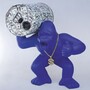 Casa Padrino Deko Skulptur Gorilla mit Fass Blau H. 110 cm - Gro�e Deko Figur 