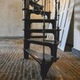 Casa Padrino Gusseisen Wendeltreppe mit Gel�nder rechte Seite Schwarz H. 300 cm - Rustikale Spiraltreppe