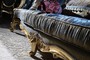 Casa Padrino Luxus Barock Chesterfield Sofa Dunkelblau / Antik Gold 300 x 90 x H. 119 cm - Prunkvolles Barock Wohnzimmer Sofa - Barockm�bel