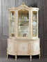 Casa Padrino Luxus Barock Vitrine Cremefarben / Rosa / Mehrfarbig / Gold - Handgefertigter Vitrinenschrank mit 4 T�ren - Prunkvolle Barock M�bel - Luxus Qualit�t - Made in Italy