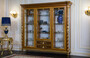 Casa Padrino Luxus Barock Vitrine Hellbraun / Braun / Gold 239 x 57 x H. 221 cm - Prunkvoller Massivholz Vitrinenschrank mit 3 Glast�ren - Hotel Restaurant Schloss M�bel - Luxus Qualit�t - Made in Italy