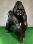 Casa Padrino Luxus Bronze Deko Skulptur Gorilla Affe 102 x 147 x H. 152 cm - Riesiege Bronze Skulptur - Lebensgro�e Tierfigur - XXL Bronze Gorilla Figur - XXL Garten Skulptur - Luxus Garten Deko
