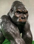 Casa Padrino Luxus Bronze Deko Skulptur Gorilla Affe 102 x 147 x H. 152 cm - Riesiege Bronze Skulptur - Lebensgro�e Tierfigur - XXL Bronze Gorilla Figur - XXL Garten Skulptur - Luxus Garten Deko