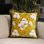 Casa Padrino Luxus Deko Kissen Blumen Design Gelb / Mehrfarbig / Gr�n 45 x 45 cm - Bedrucktes Samt Kissen mit Fransen - Deko Accessoires