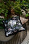 Casa Padrino Luxus Deko Kissen Blumen Design Schwarz / Mehrfarbig 45 x 45 cm - Bedrucktes Samt Kissen mit Fransen - Deko Accessoires