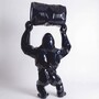 Casa Padrino XXL Garten Deko Skulptur Gorilla mit Fass Metallic Blau H. 250 cm