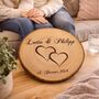 Baumscheibe mit Gravur Doppelherz Namen und Datum Hochzeit Jahrestag