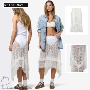 Langer Spitzenrock mit asymmetrischem Saum