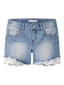 Jeansshorts mit Spitzenbesatz und ausgefranstem Saum