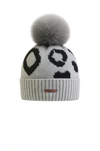 Modische Strickm�tze mit Bommel f�r kalte Tage