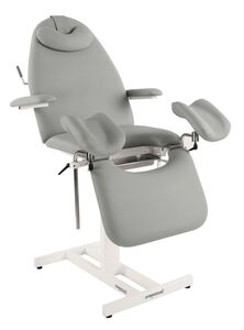 Stationrer Spezial-Behandlungsstuhl  Derby-Sitz und Fussring mit weiem Rahmengestell