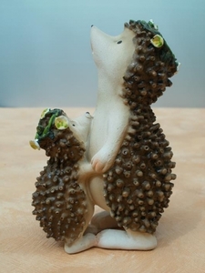 Dekofigur Igel mit Kind aus Polyresin, 11 cm