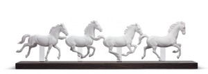 Casa Padrino Luxus Porzellan Skulptur Galoppierende Pferde Wei� / Schwarz 81 x H. 23 cm - Luxus Kollektion