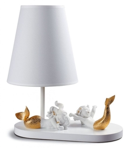 Casa Padrino Luxus Tischleuchte Wei / Gold 33 x H. 41 cm - Tischlampe mit handgefertigten & handbemalten Porzellan Meerjungfrauen 