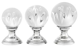 Casa Padrino Luxus Wohnzimmer Deko 3er Set Silber - Glas Kugeln mit Messing Sockel 