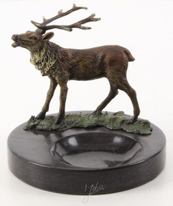 Casa Padrino Aschenbecher mit Bronzefigur Hirsch auf Marmorsockel Mehrfarbig / Schwarz 13,6 x 12,8 x H. 13,1 cm - Luxus Deko  