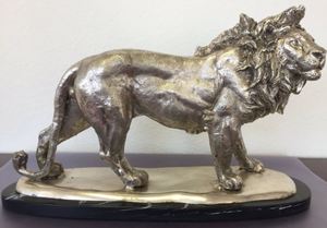 Casa Padrino Bronzefigur L�we auf Marmorsockel Silber / Schwarz 49 x 16 x H. 31 cm - Luxus Deko Figur